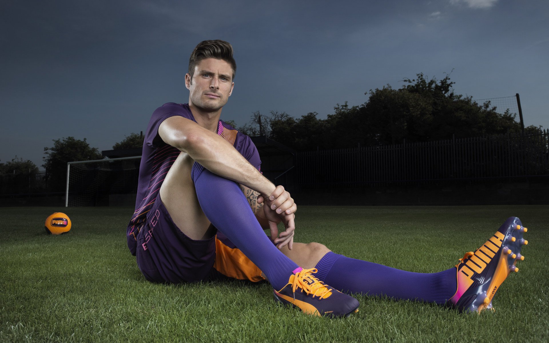 C罗的传奇旅程:在沙特联赛的百球里程碑背后,c罗沙滩踢球